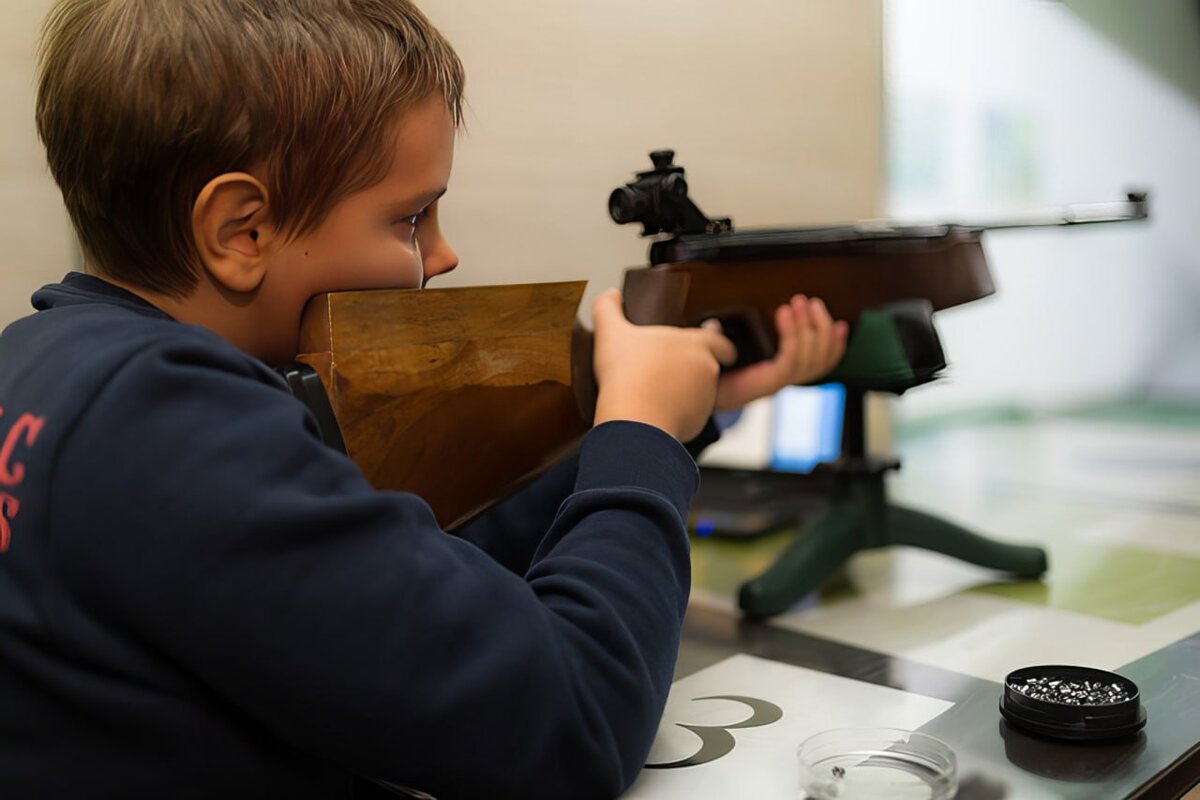 Тир для школы купить. Секция пулевой стрельбы для детей. Стрельба дети. Тир для детей. Занятие стрельбой для детей.