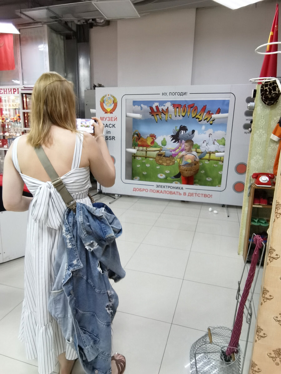 Культовый игровой автоматик с волком и яйцами в мега-масштабе. Более того, он действующий! За 200-300 рублей можно получить корзину и на несколько минут почувствовать себя тем самым волком: пластмассовые яйца со звуком мячиков пинг-понга будут сыпаться из белых лотков по бокам.