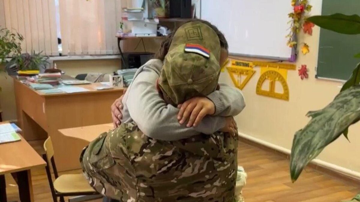    Доброволец без предупреждения вернулся с СВО с цветами для жены и дочки Фото: t.me/zov_krasnodar