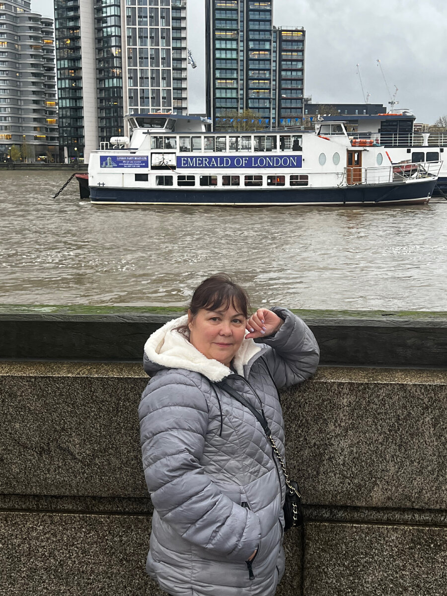 Это я на фоне Темзы. Осень 2022