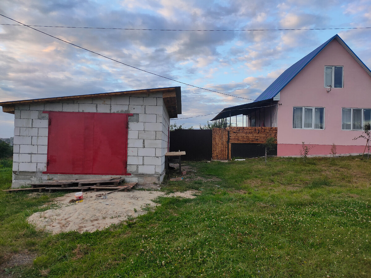 Гараж 5 на 7 метров, из газосиликатных блоков, односкатной крыши из профлиста, металлическими воротами, входной металлической дверью, смотровой ямой.