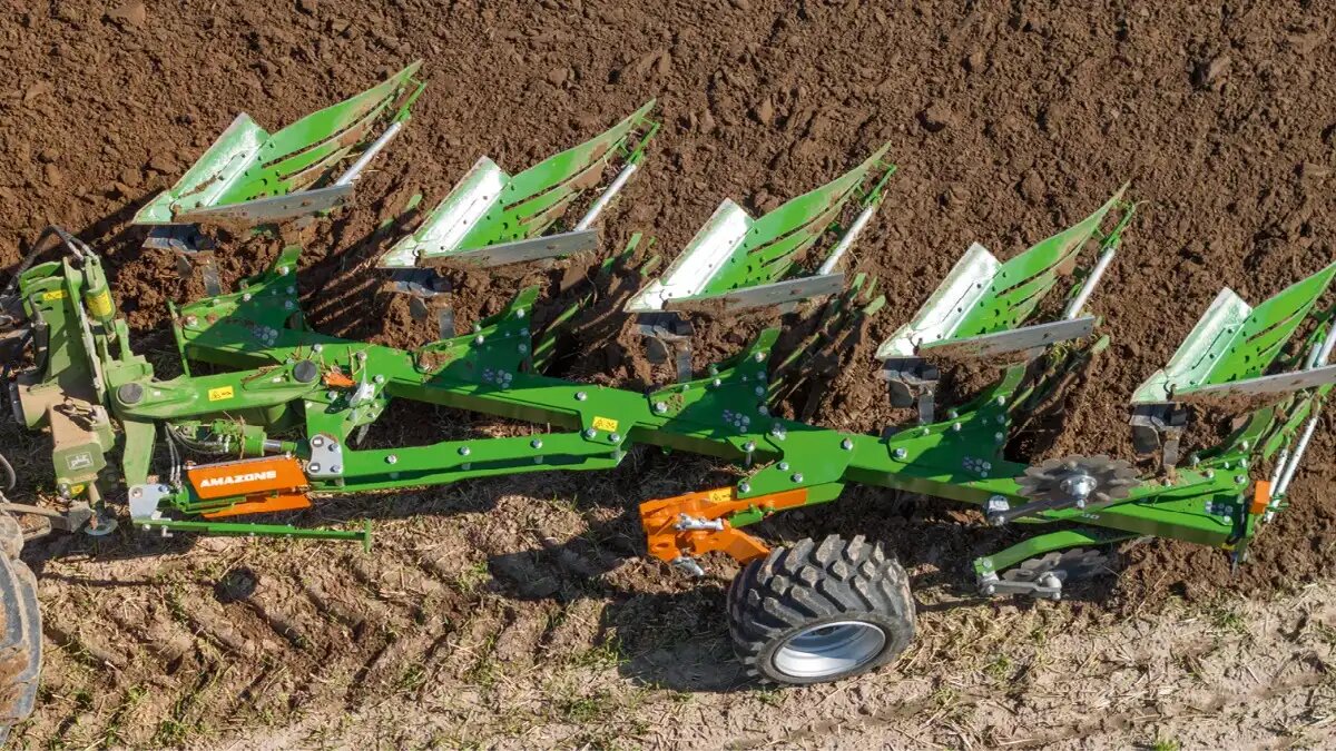 Фото: amazone.ru Плуг Teres 300 от Amazone в работе