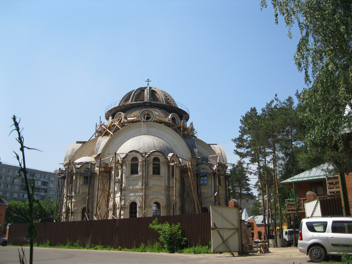 Вид на восточную часть храма; июнь 2015 г.
