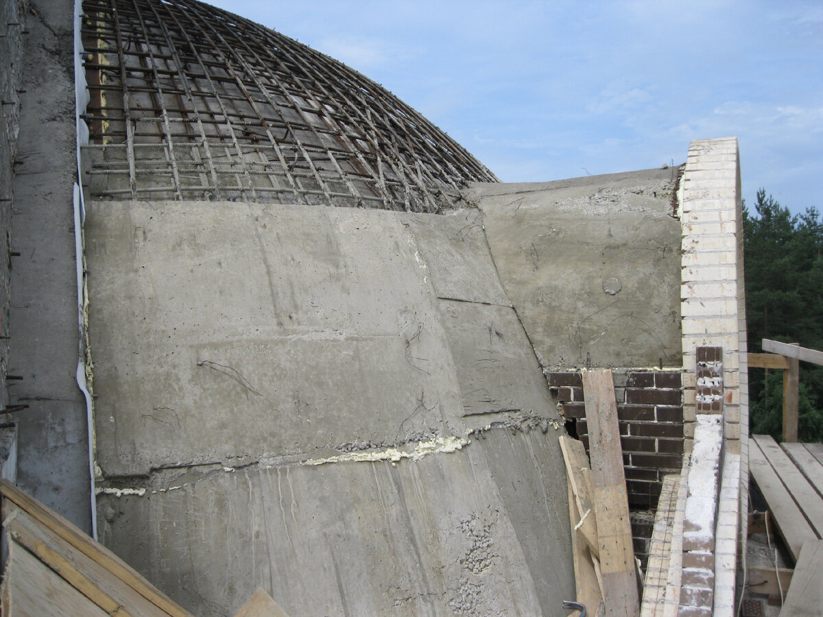 Проведена заливка в центральный восточный полусвод; июнь 2015 г.