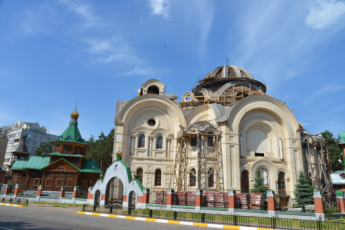 Вид на строящийся храм; июнь 2015 г.