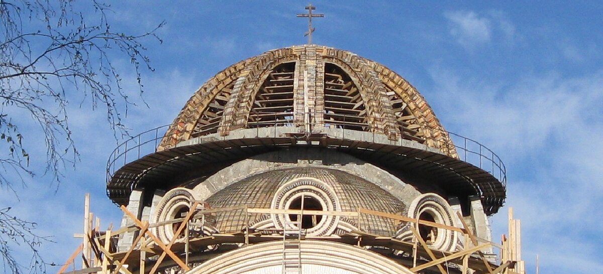 Вид на восточный полусвод над главным алтарём; май 2015 г.