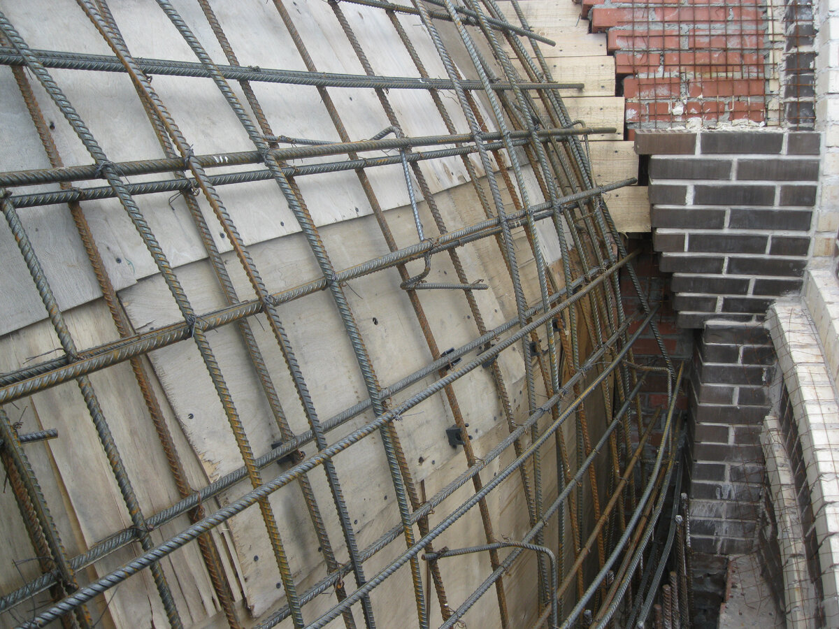 Вязка арматуры на восточном полусводе алтаря; май 2015 г.