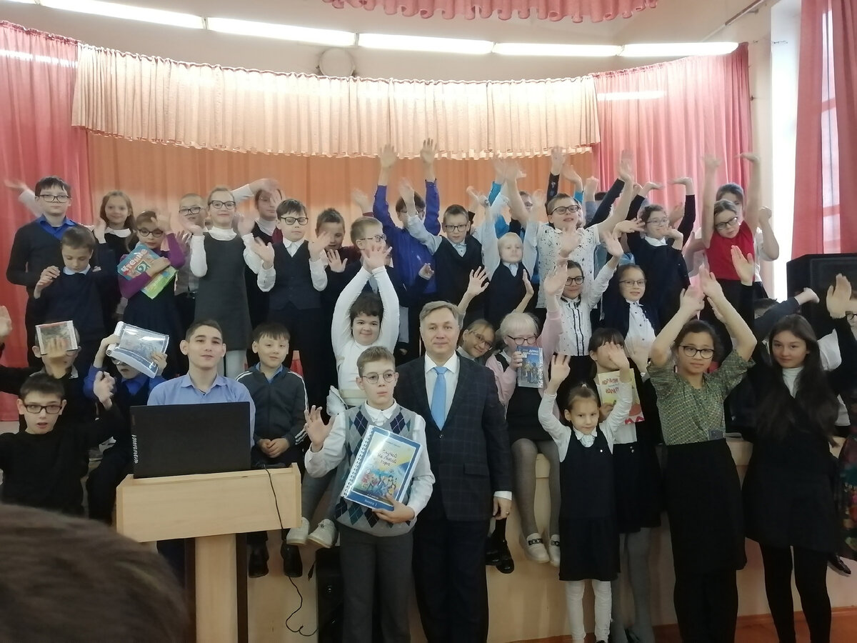 Дмитрий Суслин на творческой встрече с детьми из школы интерната для слепых и слабовидящих детей. 