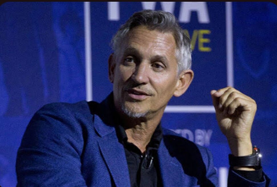 "На днях, когда Кейн забил очередные два гола, я подумал, что у него теперь 17 мячей за 11 туров Бундеслиги. Он уже опередил лучшего бомбардира прошлого чемпионата Германии.Люди отмечают, что его результативность внезапно возросла, и потом говорят: "Ну, в этой лиге играть проще". Я не думаю, что дело в этом.Думаю, дело в том, что он играет в доминирующей команде и демонстрирует такие показатели, которые у него были бы в команде вроде "Манчестер Сити" и "Ливерпуля", - заявил бывший форвард сборной Англии в подкасте The Rest is Football."Верно. Абсолютно точно. Сто процентов", - отреагировал Алан Ширер, еще один экс-нападающий английской команды.