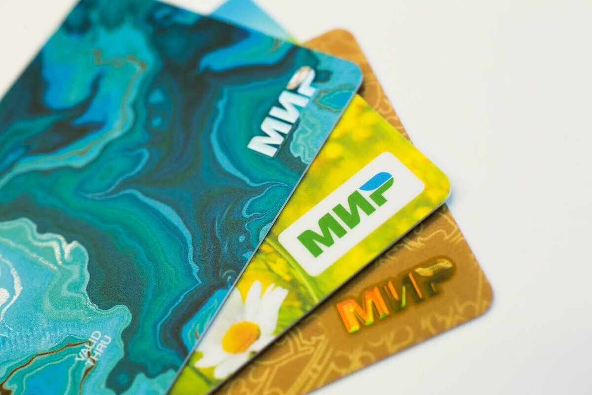 Исключения — карты Union Pay нескольких неподсанкционных банков и карты «Мир» в терминалах некоторых банков стран СНГ. Фото на обложке: moneyman.ru