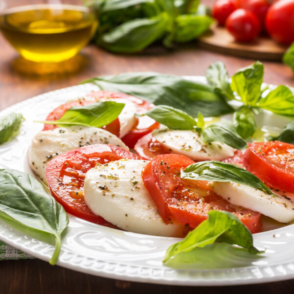 Один из классических и легких рецептов итальянской кухни - это Caprese салат. Салат Caprese известен своей простотой, свежестью и вкусом. Вот как его приготовить:Ингредиенты:- 2 крупных спелых помидора- 1 шарик моцареллы- Свежие листья базилика- 2 столовые ложки оливкового масла первого отжима- Щепотка соли- Щепотка свежемолотого черного перцаИнструкции:1. Нарежьте помидоры круглыми ломтиками толщиной примерно 6-8 мм.2. Нарежьте моцареллу тонкими ломтиками примерно той же толщины, что и помидоры.3. На большом блюде или тарелке расположите один слой помидоров, затем положите ломтики моцареллы на верх.4. Покройте салат свежими листьями базилика.5. Полейте салат оливковым маслом, посыпьте солью и перцем по вкусу.6. Подавайте сразу после приготовления или оставьте в холодильнике на несколько часов для настойки ароматов перед подачей.Этот салат отлично подойдет на легкий обед или как предыдущее блюдо к основному. Он прекрасно сочетается с хлебом, идеально подходит для вегетарианцев и любителей итальянской кухни.