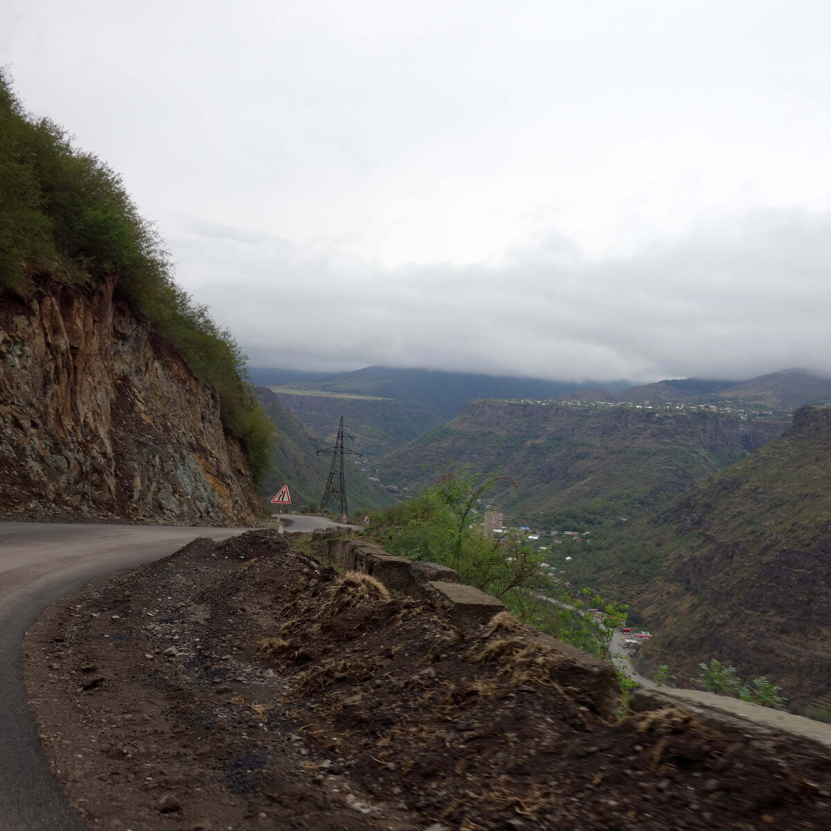 Дорога так себе - ямы, грязища, никаких ограждений и асфальта.