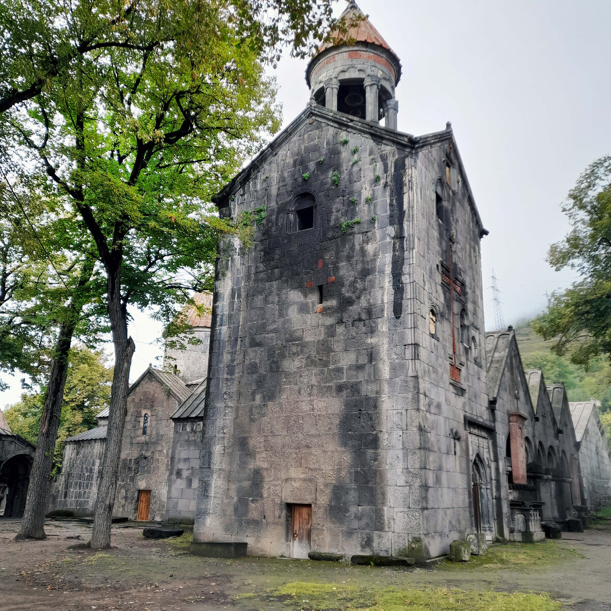 В 2001 г. комплекс Санаин был включен в список Всемирного культурного наследия ЮНЕСКО. Самое высокое здание - это колокольня, за ней справа - два гавита (притворы), слева виднеется купол церкви Пресвятой Богородицы (Сурб Аствацатсин), рядом с ней - скрипторий.