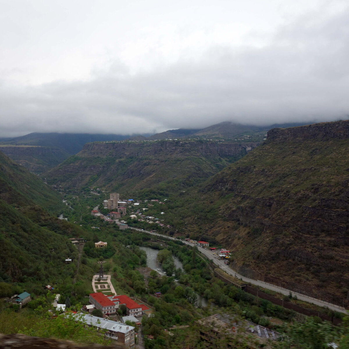 Горы в окрестностях Алаверди выглядят как древние усечённые пирамиды. Листайте карусель, там фрагменты дороги в монастырь и канатка. 