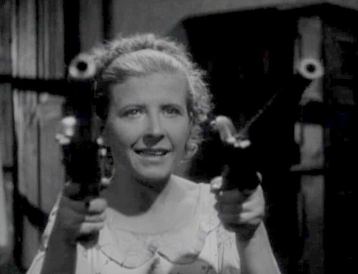 Платье, косички, два ствола.