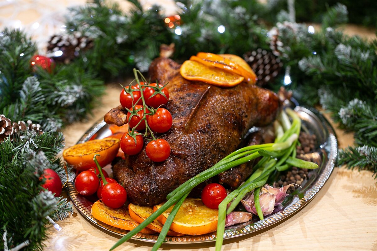 Утка запеченная. Заказать: https://parnoemjaso.ru/products/utka-zapechennaya