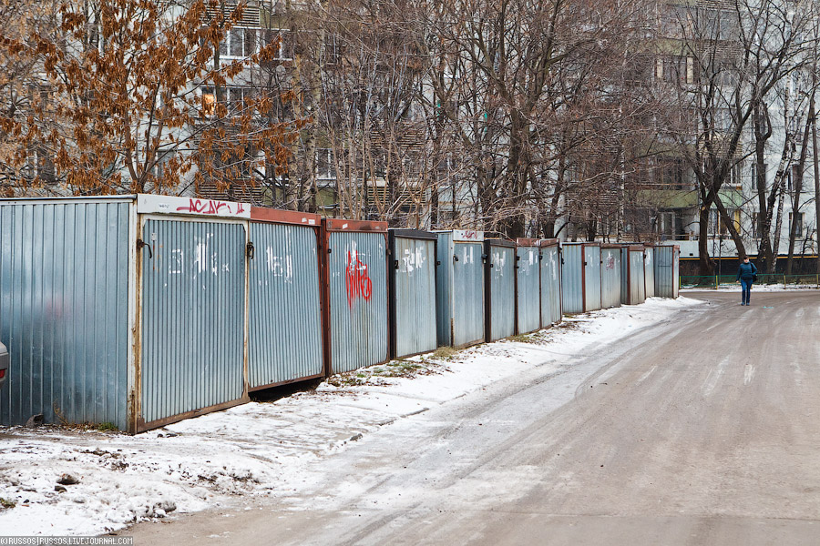 Гаражи 2010. Гараж Ракушка. Гараж Ракушка во дворе. Московские ракушки гаражи. Ракушки в Москве гаражи.