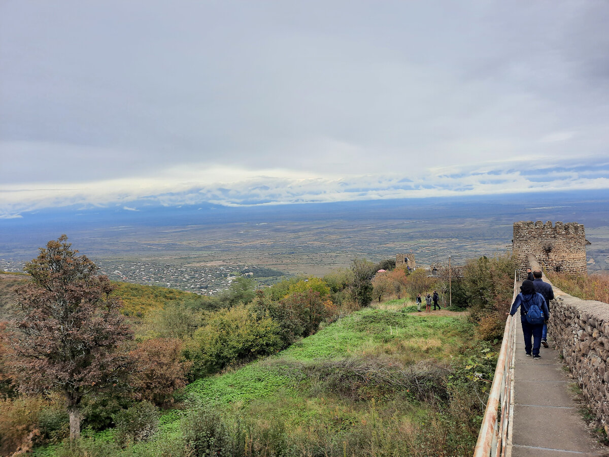 Алазанская долина с крепостной стены Сигнахи. А на горизонте Кавказский хребет. И, конечно, никакая двухмерная фотография не передает всего объёма этой красоты!