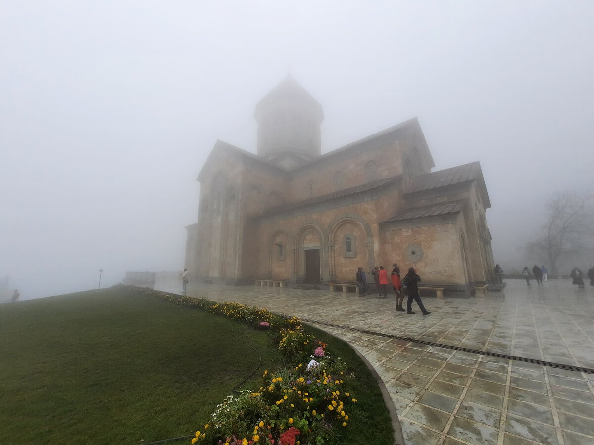 Храм в монастыре Бодбе. В тумане смотрится особенно впечатляюще и таинственно