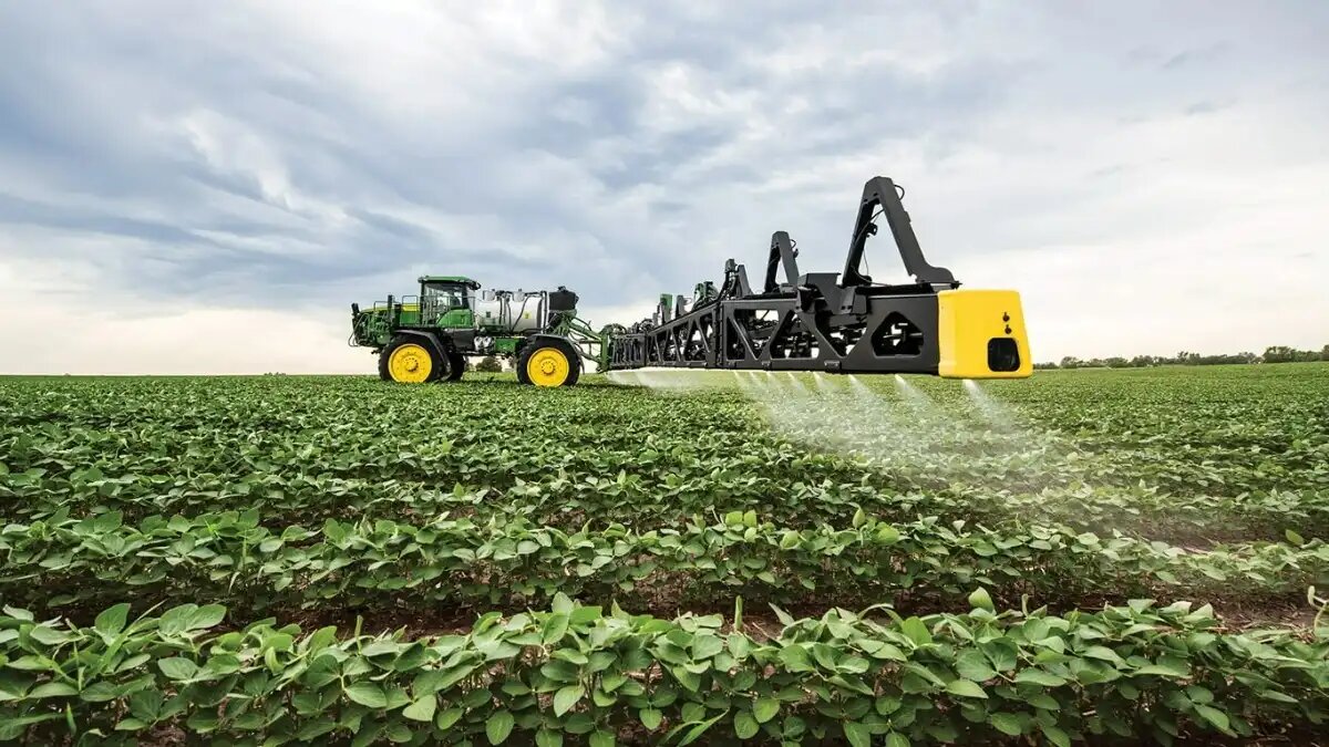 Фото: deere.com Технология See & Spray Ultimate позволяет целенаправленно распылять гербициды на сорняки на посевах кукурузы, сои и хлопка