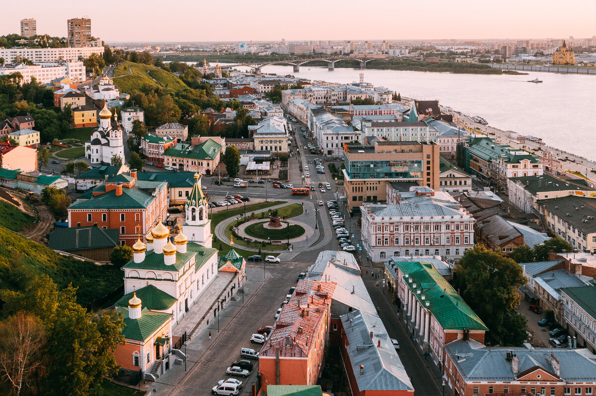 Новогорд. Туристы в Нижнем Новгороде. Заповедные кварталы Нижний Новгород. Нижний Новгород высотки. Нижегородский дом народного единства.