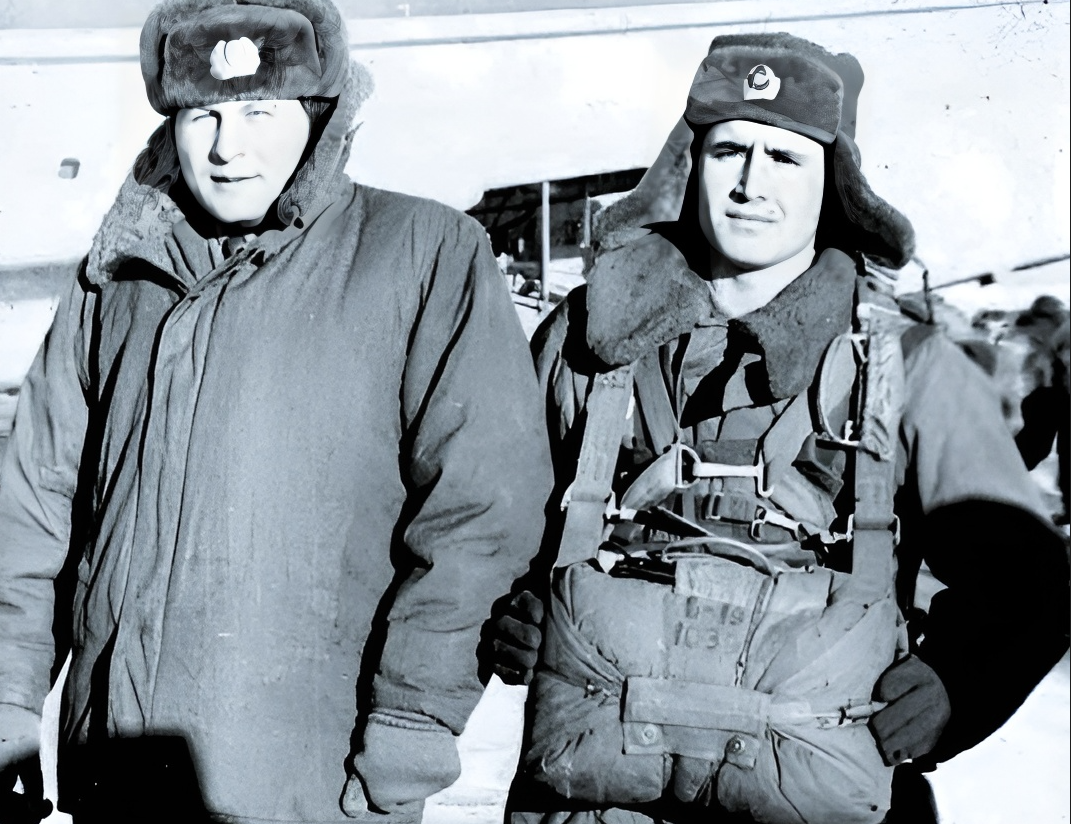 Герой повествования с командиром взвода Павлом Агафоновым, 1979 г.