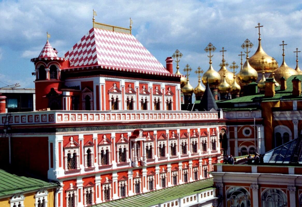 Какие здания. Теремной дворец Московского Кремля 17 век. Теремнрйдворец Московского Кремля. Теремной дворец Михаила Фёдоровича. Теремной дворец Алексея Михайловича в Кремле