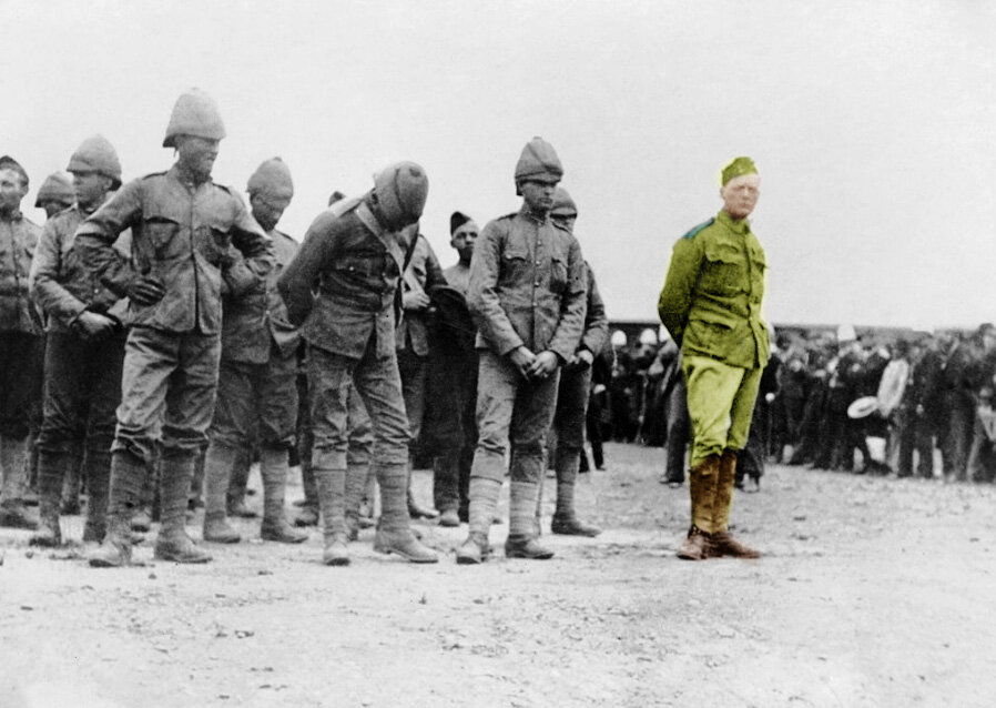 Черчилль в бурском лагере для военнопленных. Претория, 1899 год. Покрас фотографии мой, авторский.