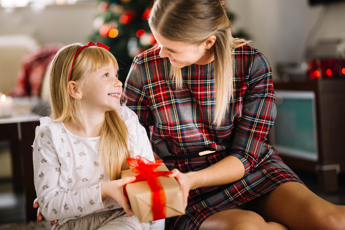 Изображение от <a href="https://ru.freepik.com/free-photo/mother-and-daughter-celebrating-christmas_1417571.htm#query=%D1%80%D0%B5%D0%B1%D0%B5%D0%BD%D0%BA%D1%83%20%D0%BF%D0%BE%D0%B4%D0%B0%D1%80%D0%B8%D0%BB%D0%B8%20%D0%BF%D0%BE%D0%B4%D0%B0%D1%80%D0%BE%D0%BA&position=34&from_view=search&track=ais&uuid=590418d7-5e45-48d9-8ce1-93c865df6141">Freepik</a>