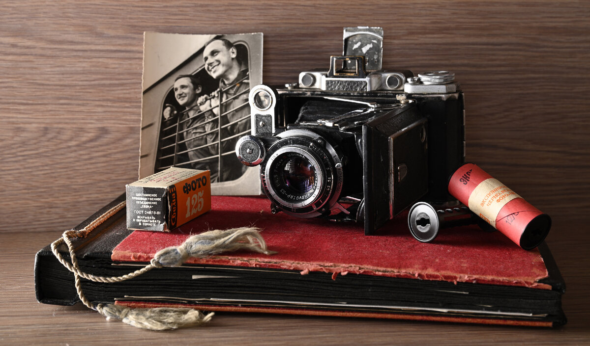 Старый фотоаппарат и семейная фотография моего отца. Фото моё.