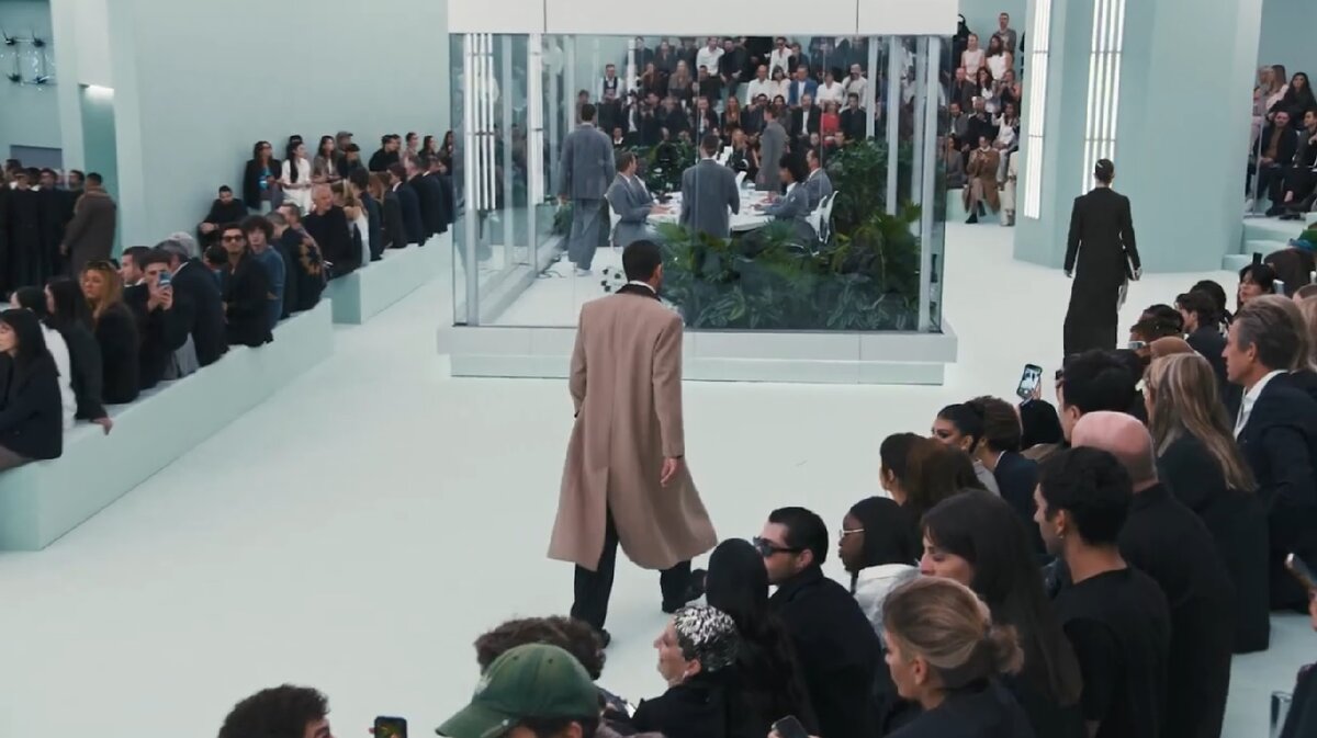 кадр из официального ролика «BOSS FW23 Fashion Show»