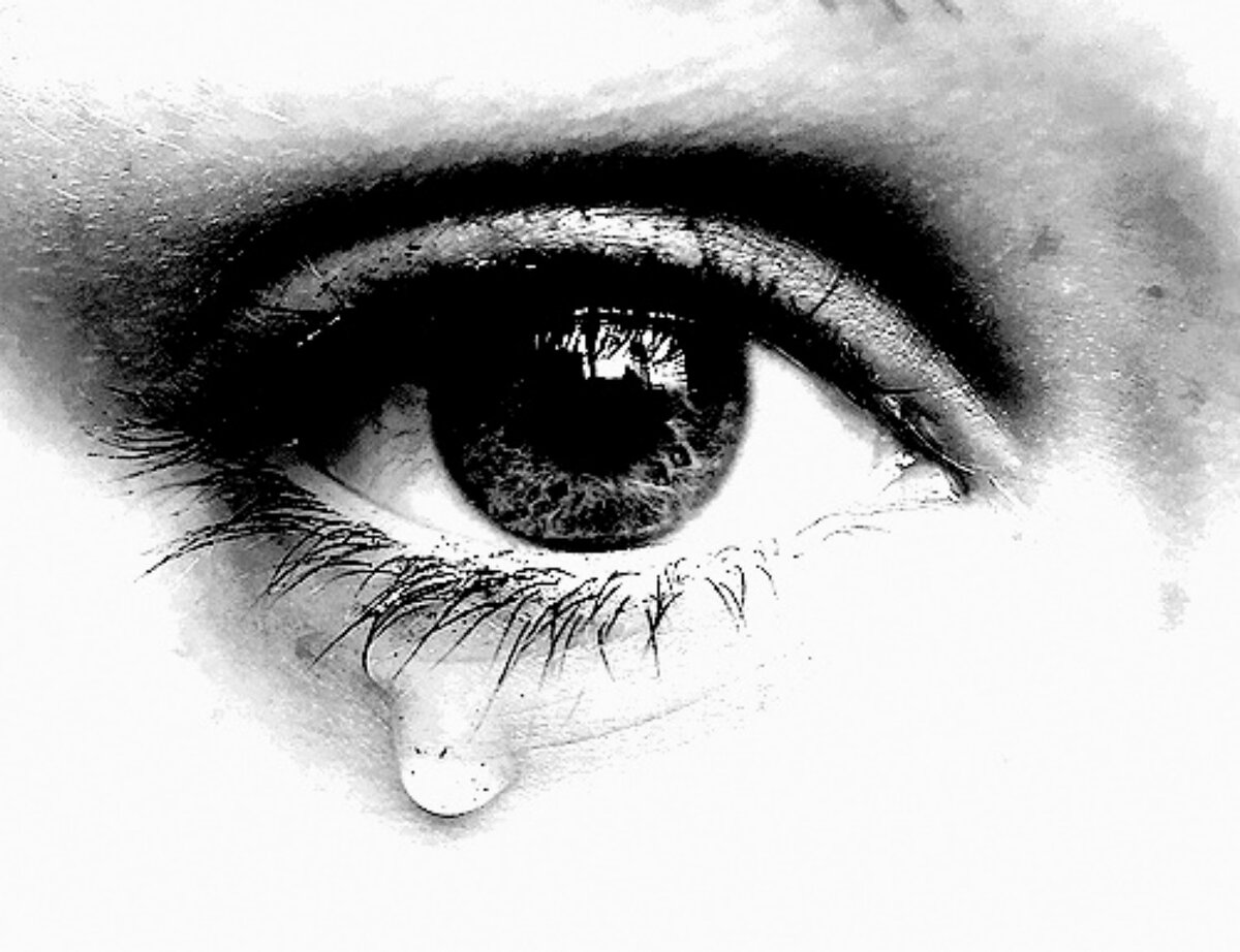 Sad eyes crystal. Глаз плачет. Плачущий глаз. Глаз со слезой. Глаза наполненные слезами.