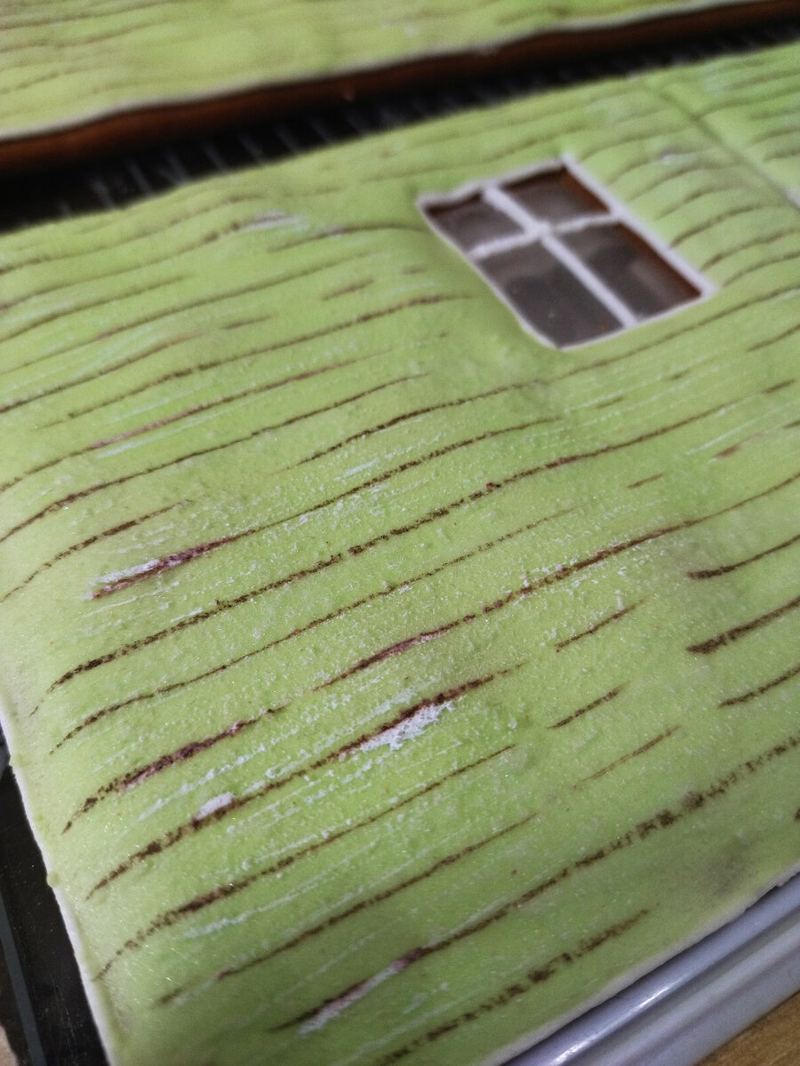 Одна из стен моего экспоната, рисовала пищевым фломастером досочки, чтобы пряничная стена была более похожа на настоящую стену. 