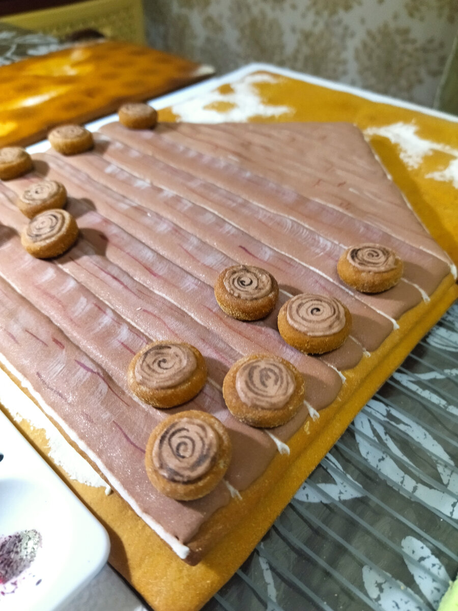 А эта пряничная стена должна быть похожа на бревенчатую стену.,и " пуговицы" будут обозначать бревнышки. 