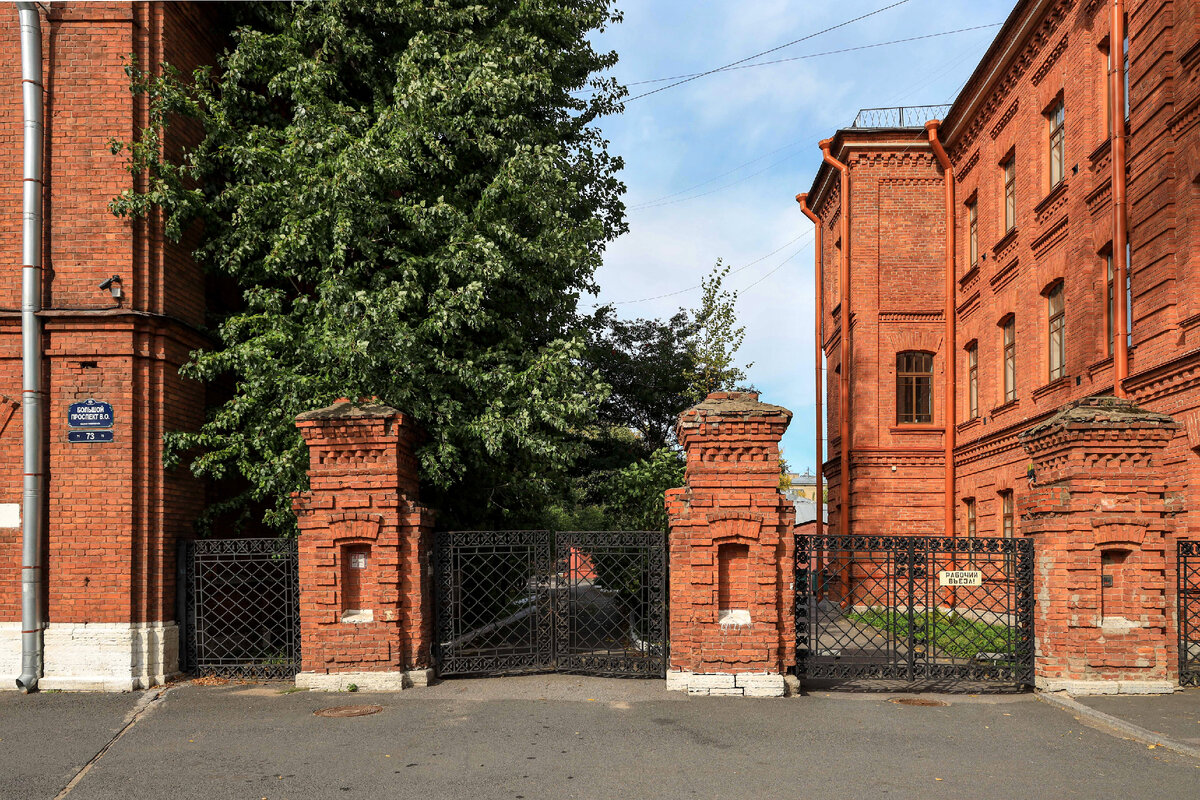 Старинная ограда между домами 73 и 71 по Большому проспекту ВО
