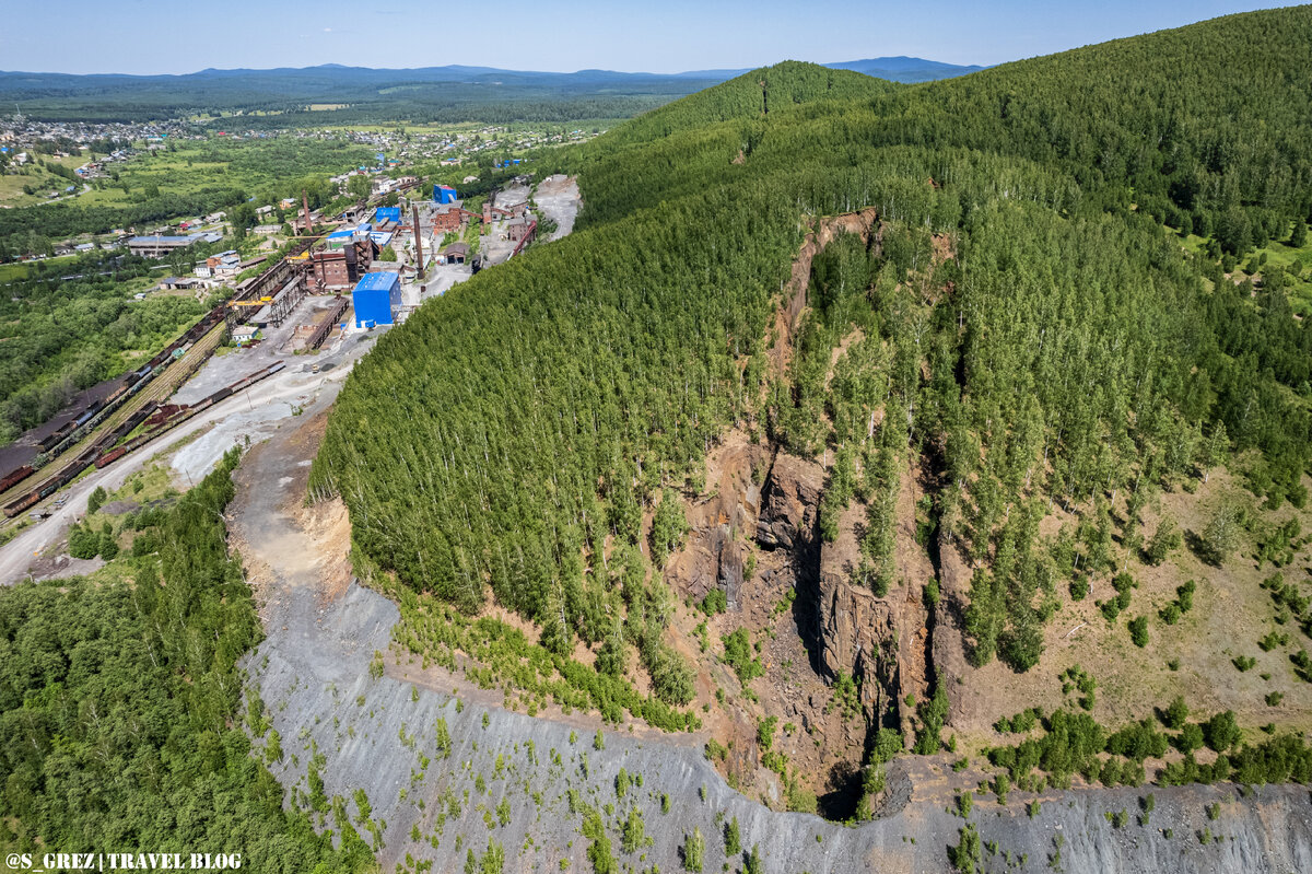 Разломы, уходящие вдоль горы от участка, где проходит автомобильная дорога.