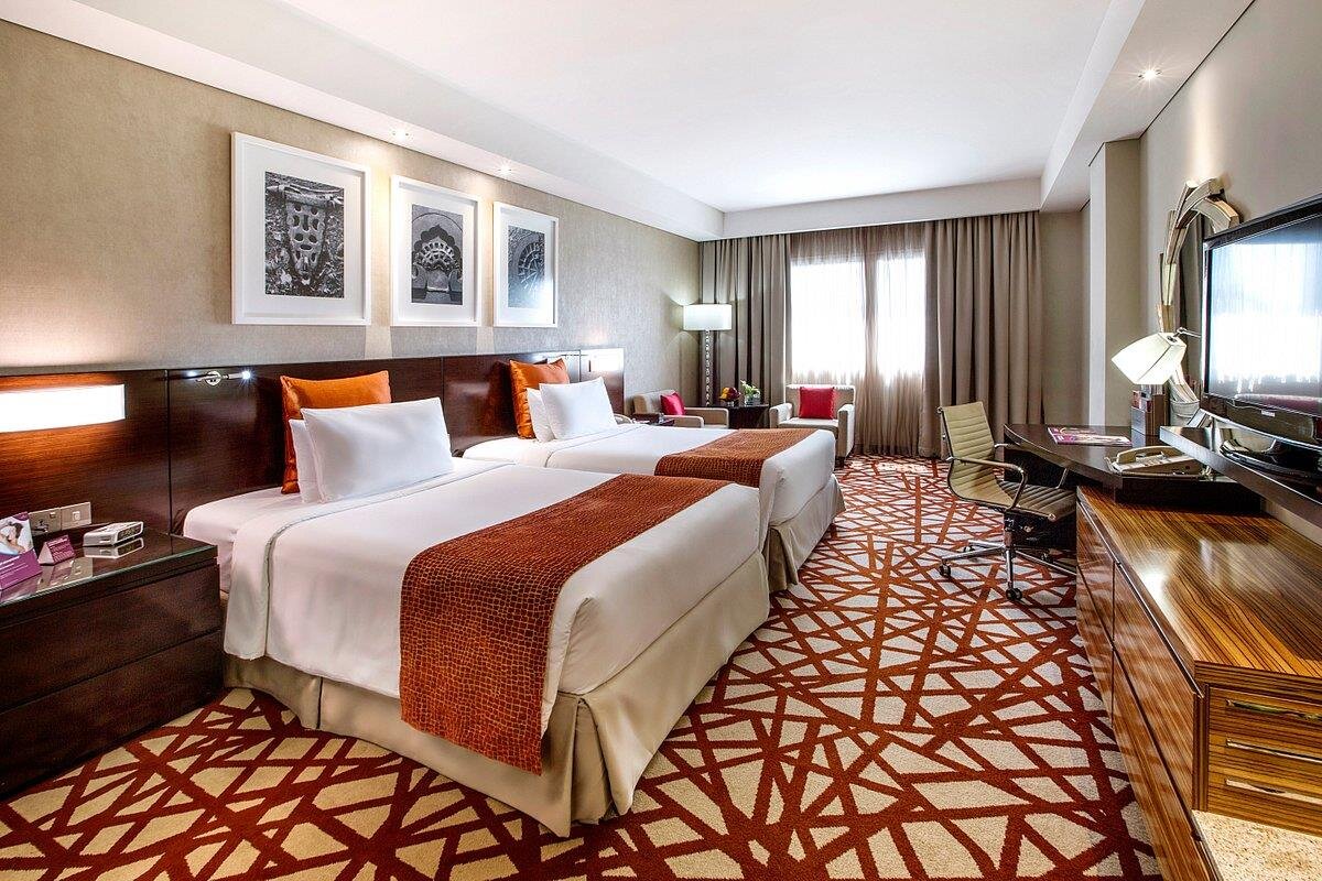 Оаэ 3 звезды. Дубай отель Crowne Plaza Dubai. Crowne Plaza Deira ОАЭ. Crowne Plaza Deira 5 Дейра Дубай. Crowne Plaza Dubai 5 звезд