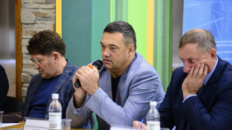     Анатолий Вытоптов (в центре). Анна Зайкова