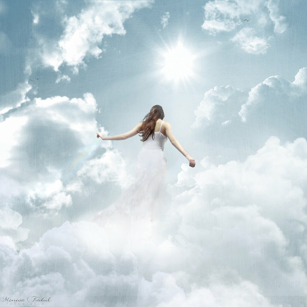 Песня беги за мечтой. Девушка парит в небе. Девушка и небо. Девушка в облаках. Девушка летает.