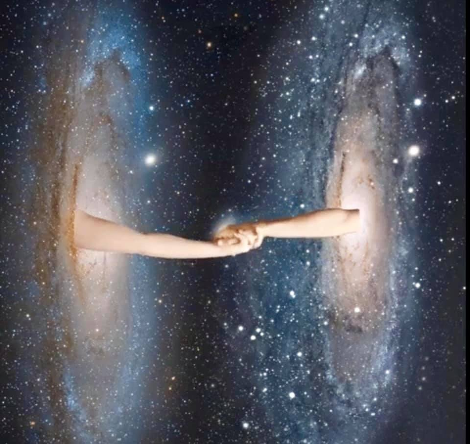 Касаться моего пространства. Только твои губы вправе касаться моего. Картина вечность. Влюбленные в небо. Рука в руке.