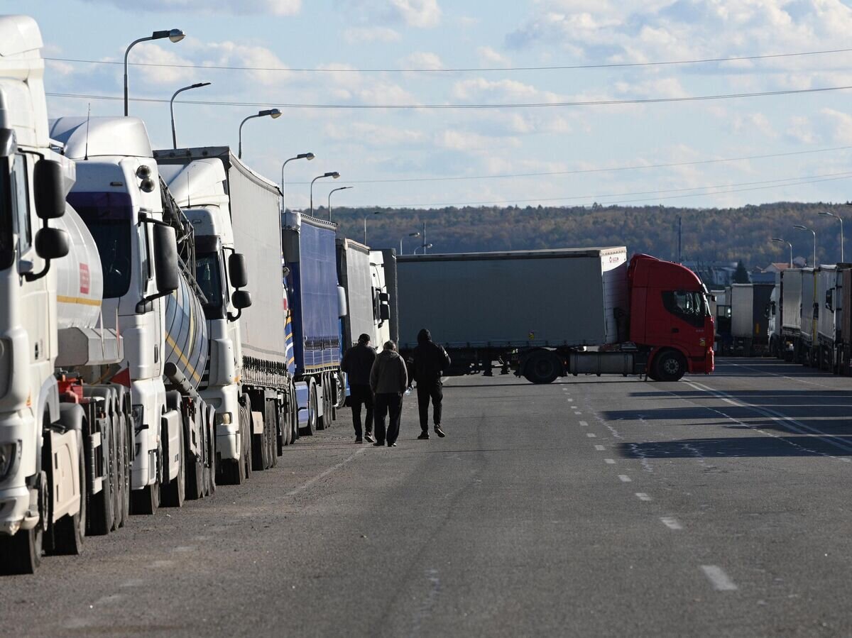    Очередь из большегрузных автомобилей на пограничном пункте Рава-Русская на украинско-польской границе© AFP 2023 / YURIY DYACHYSHYN