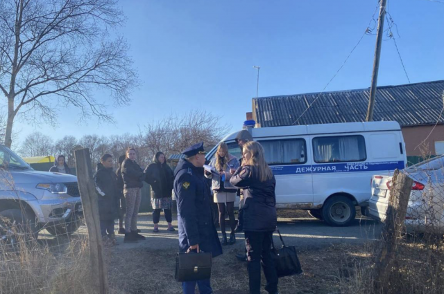    На место происшествия сразу же прибыл наряд полиции и прокурор. Фото: Прокуратура Приморского края