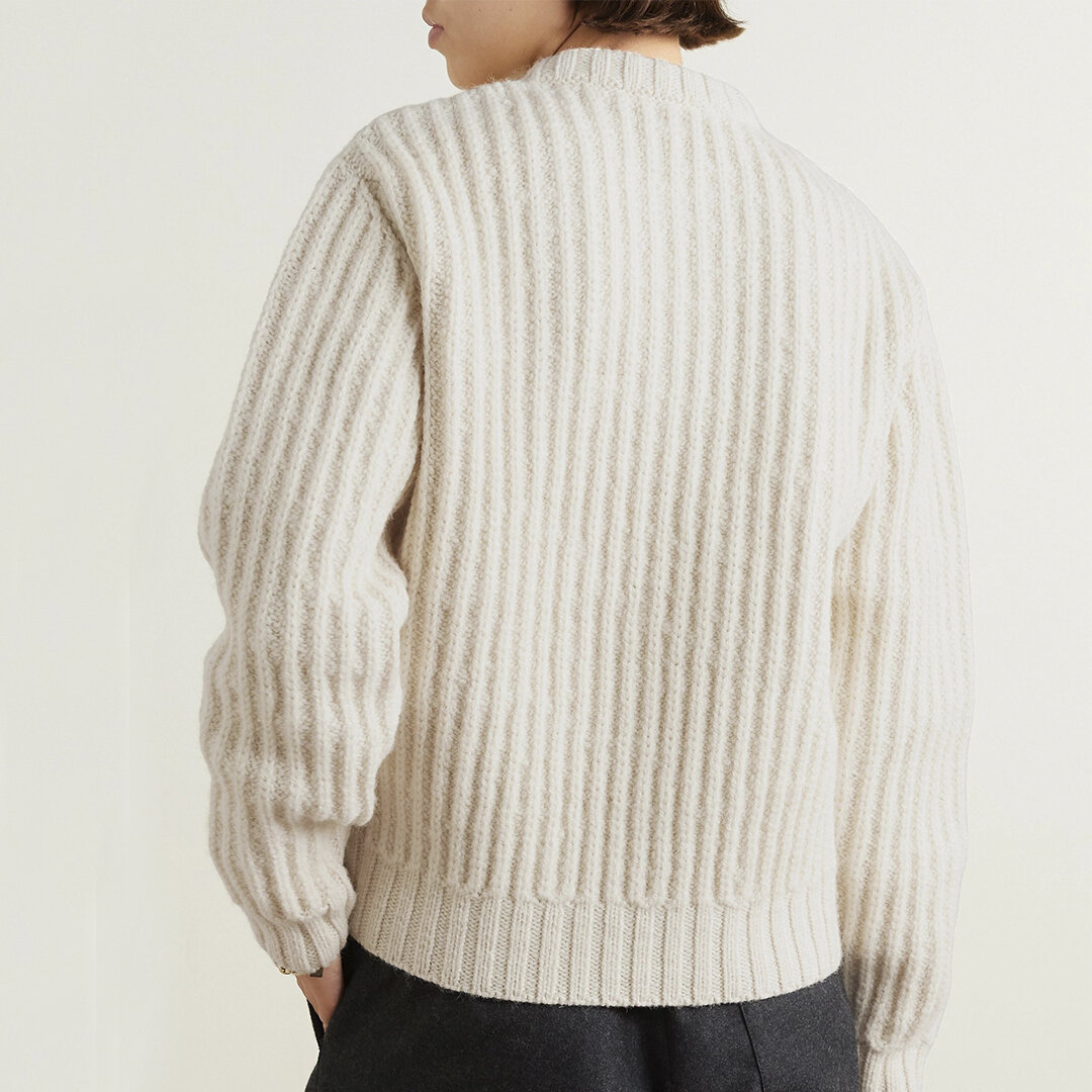 Свитер бренда Dries Van Noten Фото взято с интернет-магазина https://www.net-a-porter.com/ 