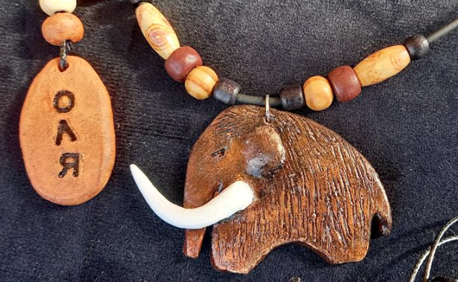    Свои фигурки Тамара Година делает из глины, смешанной с песком. Фото: «АиФ-Дальинформ»