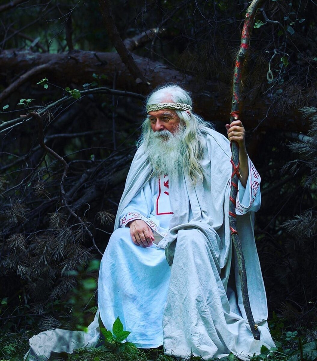 Сидящий волхв.