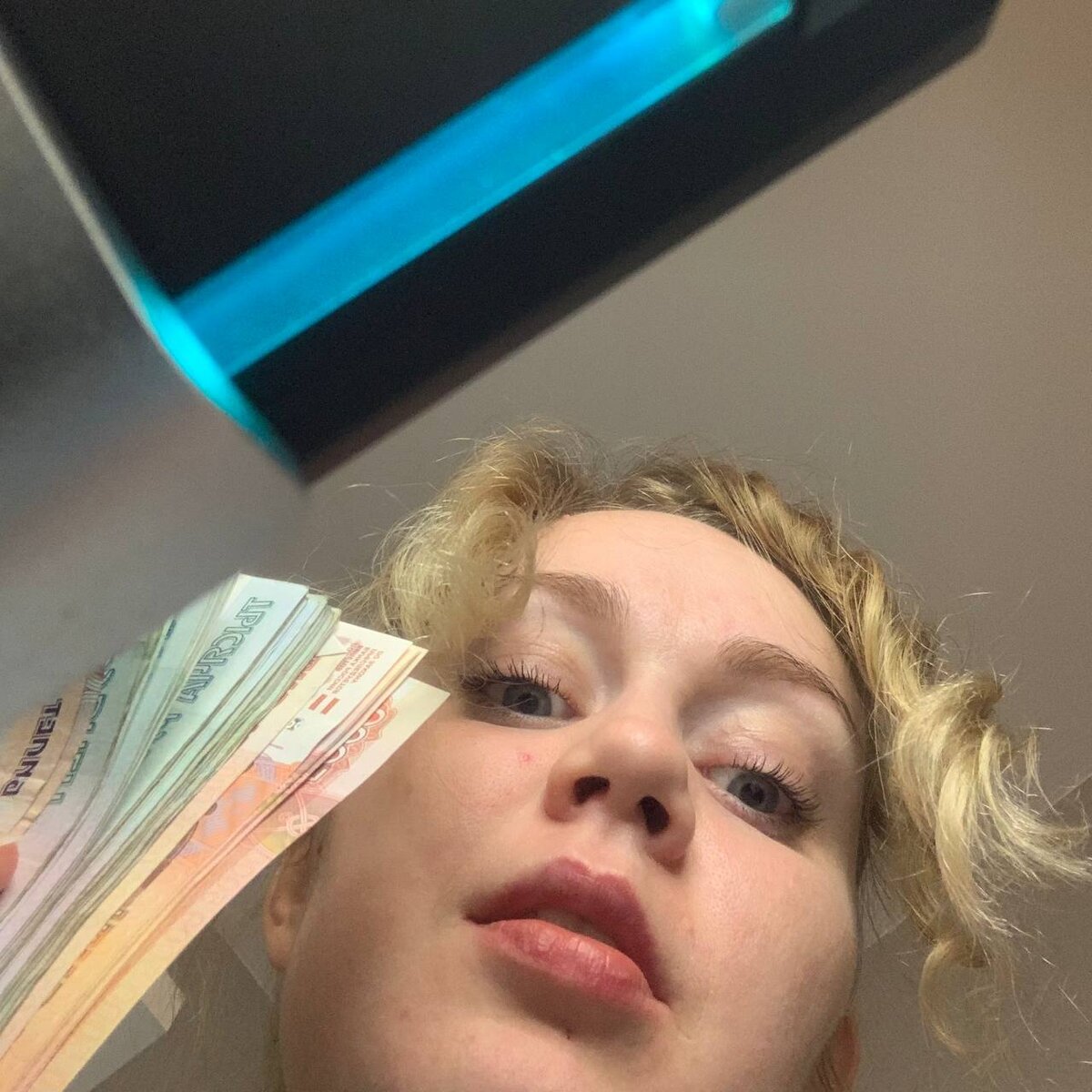 Всем привет) Люблю фотать деньги.