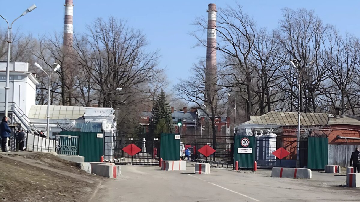     Рано утром 14 ноября неизвестный беспилотный летательный аппарат рухнул на территорию «Тамбовского порохового завода» в Котовске.