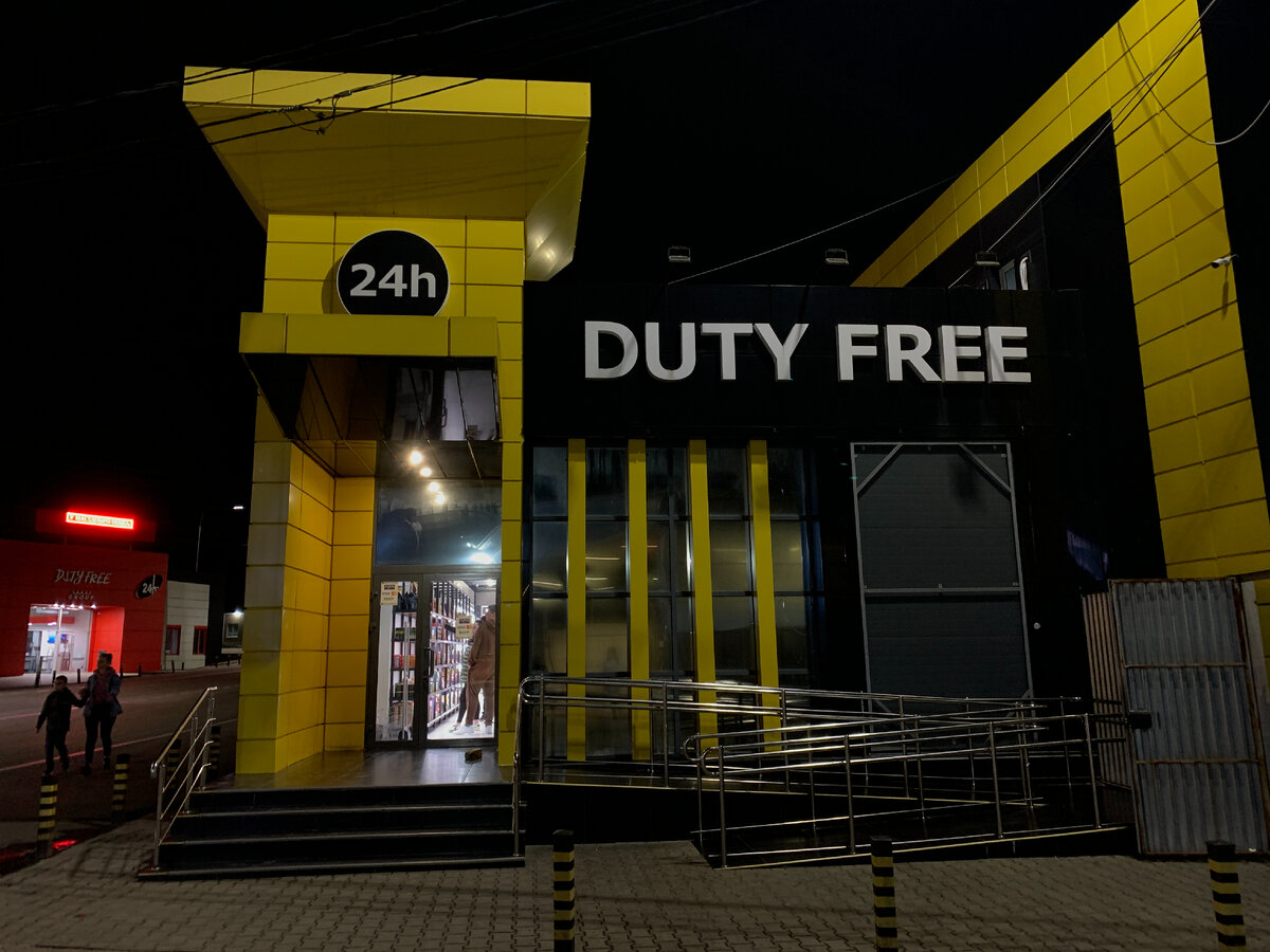 Находятся магазины на стороне Абхазии. То есть сначала надо пройти нашу границу, потом Абхазскую, развернуться и обратно пойти на территорию РФ и только тогда в них можно попасть.