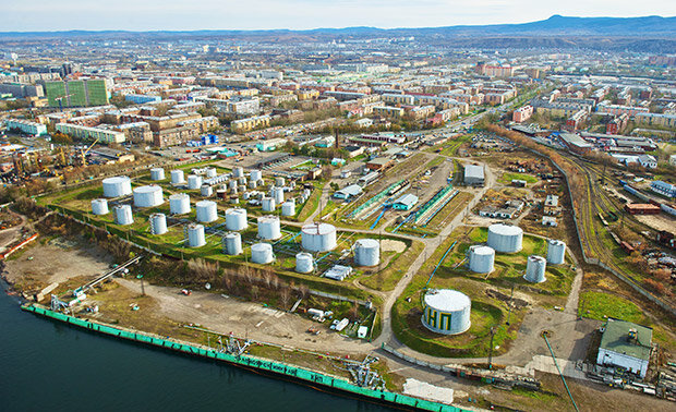     Бывший облик нефтебазы на берегу Енисея. За многие десятилетия грунт пропитался бензином, соляркой и другими ГСМ, которые просачиваются в воду. На территории нефтебазы будут устанавливать очистные сооружения, а чтобы при очистке стоки не попадали в реку, поставят вертикальную завесу