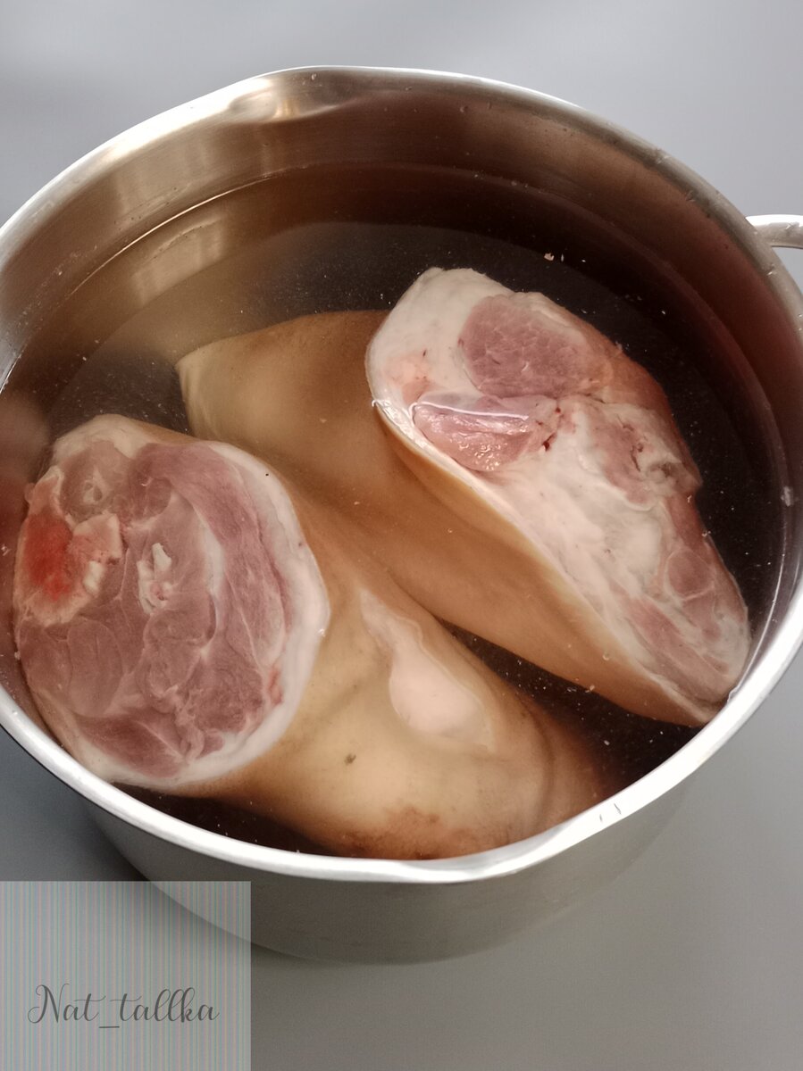 Рульку залить горячей водой